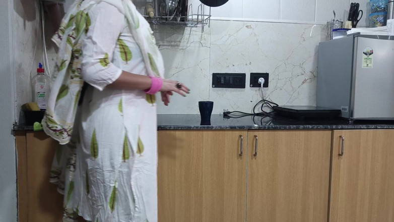 Saarabhabhi6: La matrigna arrapata saara scopa il grosso cazzo del figliastro...