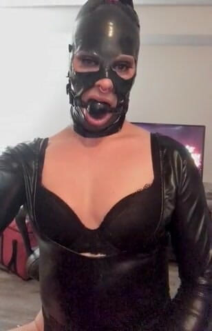 Sabrina Sissy: Sabrina kadın kılıklı fetiş lateks maske ve ağzına boşalma topu