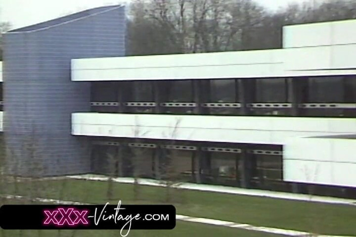 XXX-Vintage: Горячая брюнетка играет с огромным дилдо перед анальным сексом