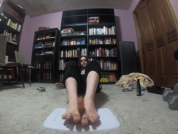 Mr Dimples: Gordinho dá um punheta com os pés no seu vibrador