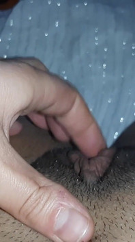 Ik masturbatie mijn grote clitoris en schaamlippen tot een intens orgasme