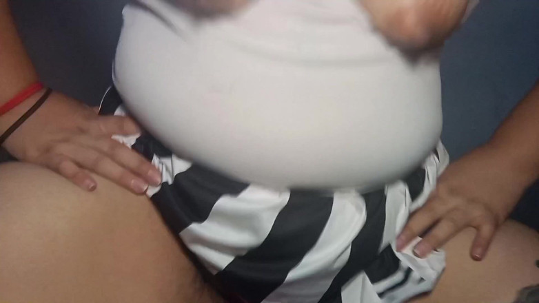 Raizelx117: Mollige brunette meisje in minirok rijdt op een roze dildo -...
