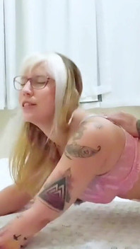 Linda chica rubia sabe cómo usar su gran culo