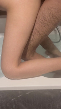 Il cognato ha lasciato la cognata mentre fa il bagno e prende a calci nel culo