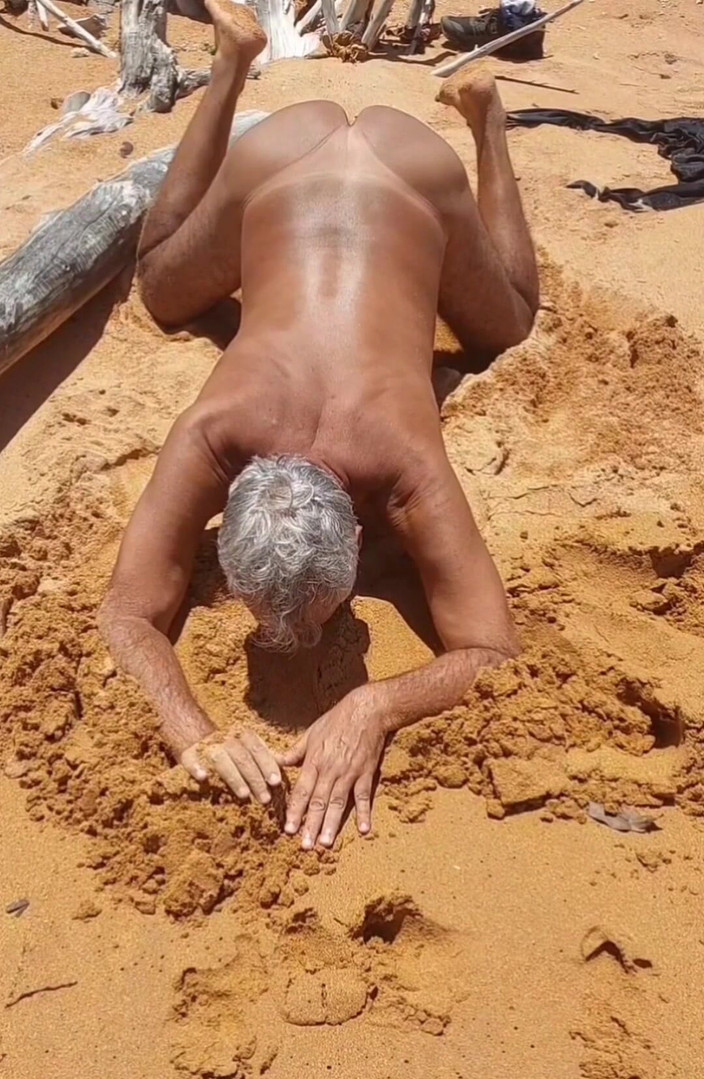 Ladysilvas: Ladysilva doet stritease op het strand met haar hete gebruinde...