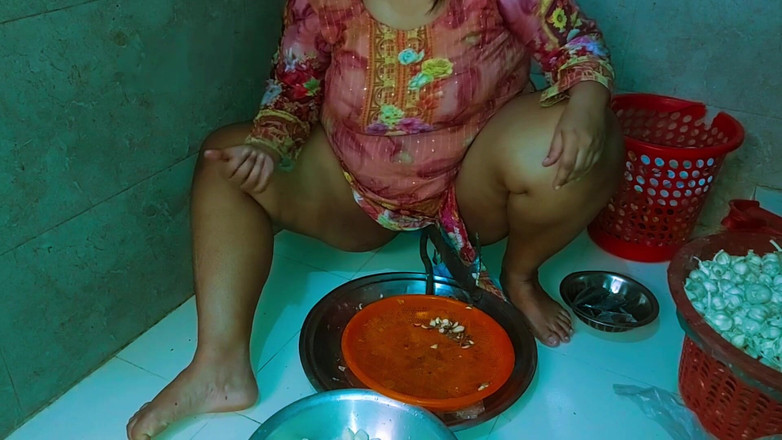 Your Boy's Cum: Desi bhabhi bekommt enormen orgasmus in der küche, wenn ich...