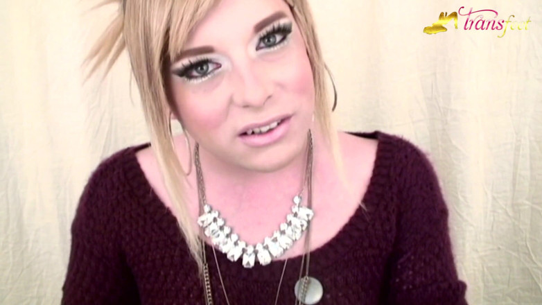 Trans and Cross-Dressers Feet: Блондинка-транс Mallory и ее красивые розовые ногти