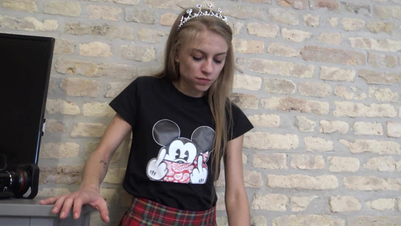 Femdom Austria: Yüzüne pizza çiğniyorum! Terör genç kız çorapla yüzünü zıplıyor ve pizzacının yüzünü...