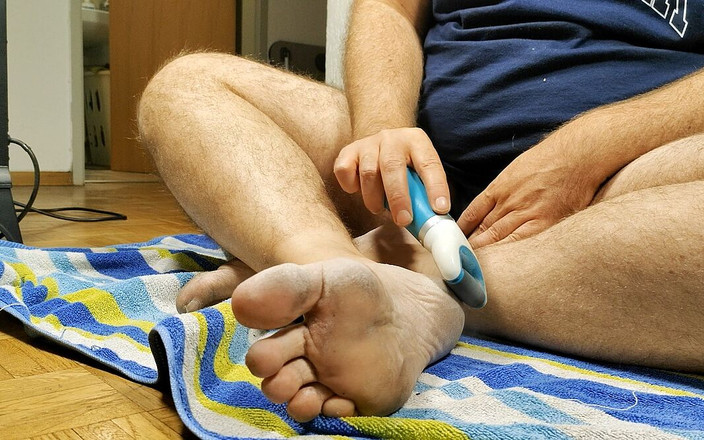 ChubbyDaddyBearLuka: Татко товстий ведмідь витирає брудні ноги голяка машинкою