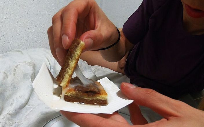 Horny Anne: Fétiche de l&amp;#039;éjaculation sur les aliments - manger un petit gâteau...