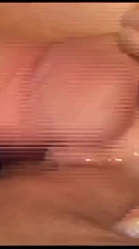 Anal seksi seven genç bir sürtük amını ve götünü büyük yaraklı bir adam tarafından siktiriyor