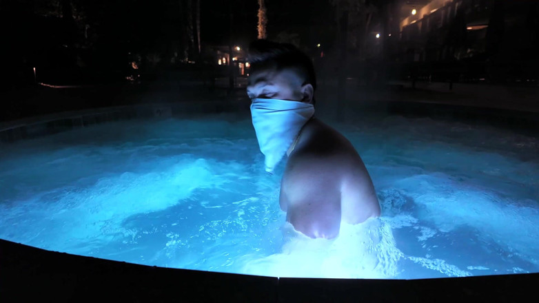 barenakedboy: Le dieu musclé asiatique torride : flex dans un jacuzzi, taquinage...