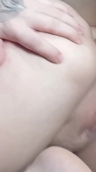 Persetubuhan dubur dengan cumshot di dalam