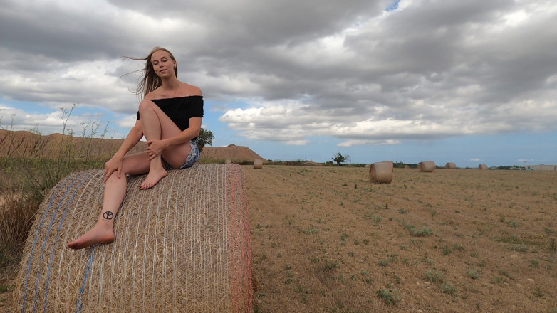 Porno Cloud: Blonde Vingert Zichzelf Op Het Stroveld