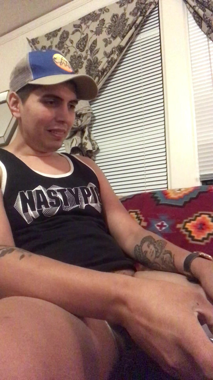 Andy snickerz: Solo quente gay twink em black tank ejaculação