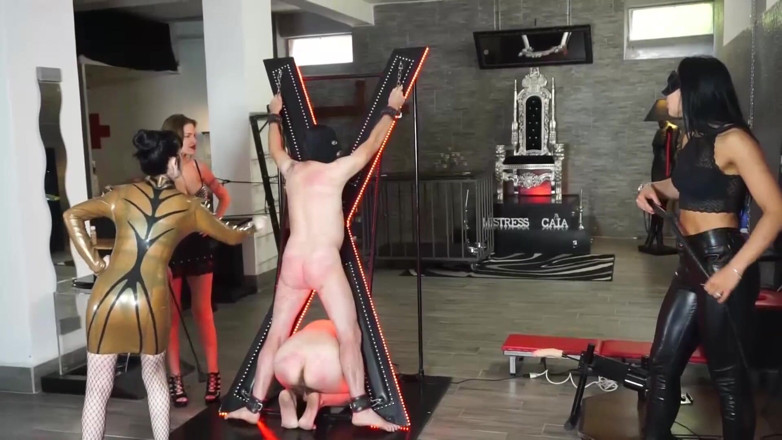 Lady Mesmeratrix Official: Trei gagici dominatoare își biciuiesc și își pedepsesc sclavii