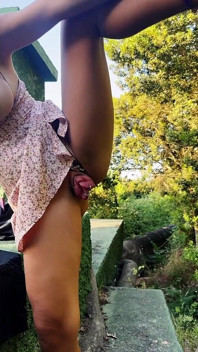 Saya berjalan dengan vagina gergasi di antara kaki saya