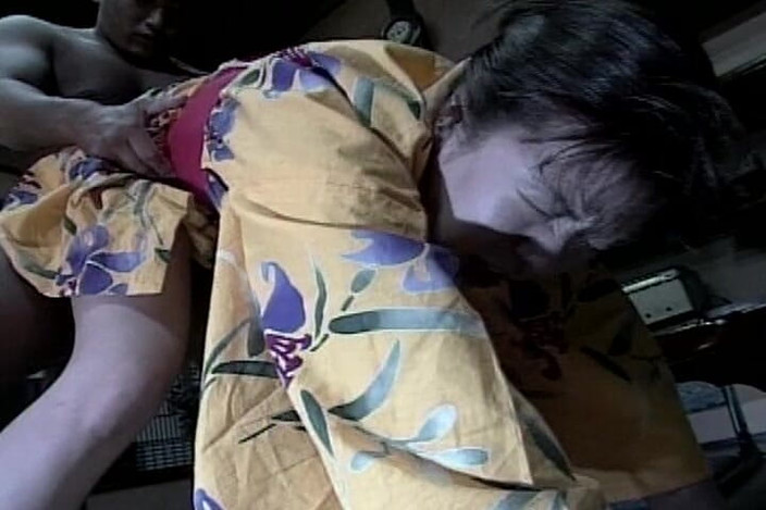 Asian Mature Climax: 欲求不満のアジア人MILFが床でのセックスが大好き