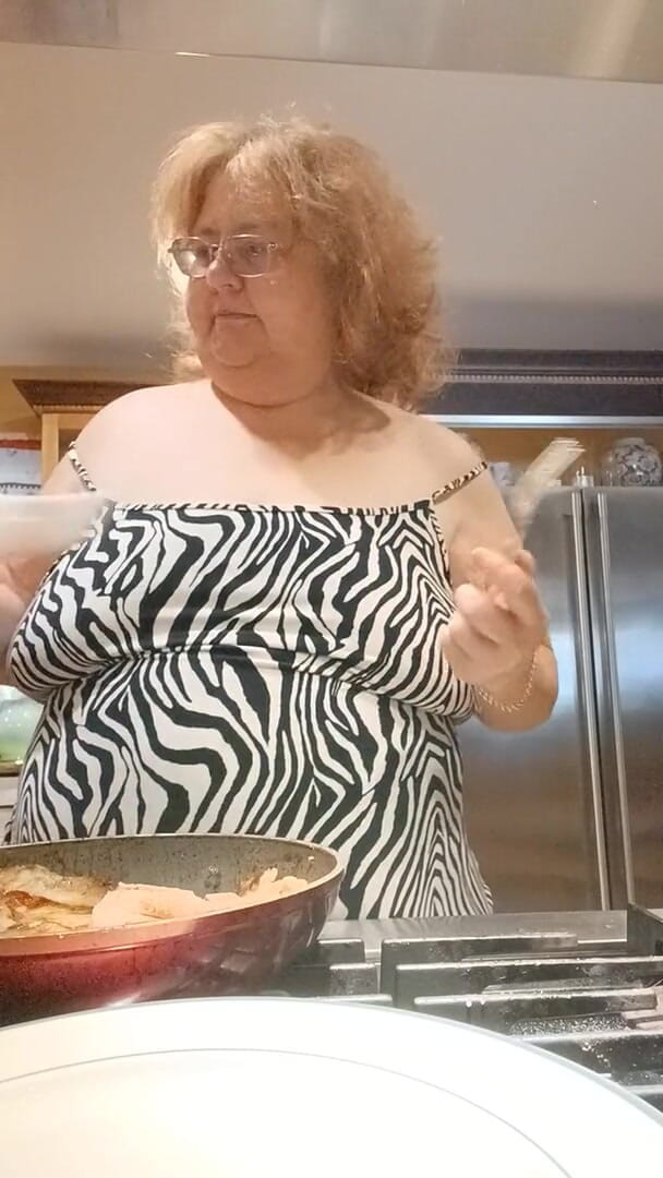 BBW nurse Vicki adventures with friends: Cucinando le costole di maiale per cena e esibizionismo mentre...