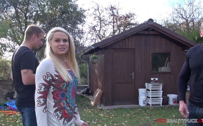 Czech Pornzone: Une blonde sexy baise avec deux inconnus dans la maison-jardin