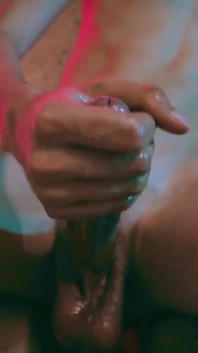 ช้าๆ น้ำแตก สาวน้อยผอมบางทวิงค์ ใช้มือลูบควยใหญ่ขลิบด้วยน้ำมัน