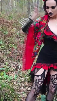 Una strega della foresta esegue rituali, seduce un ragazzo e se lo scopa