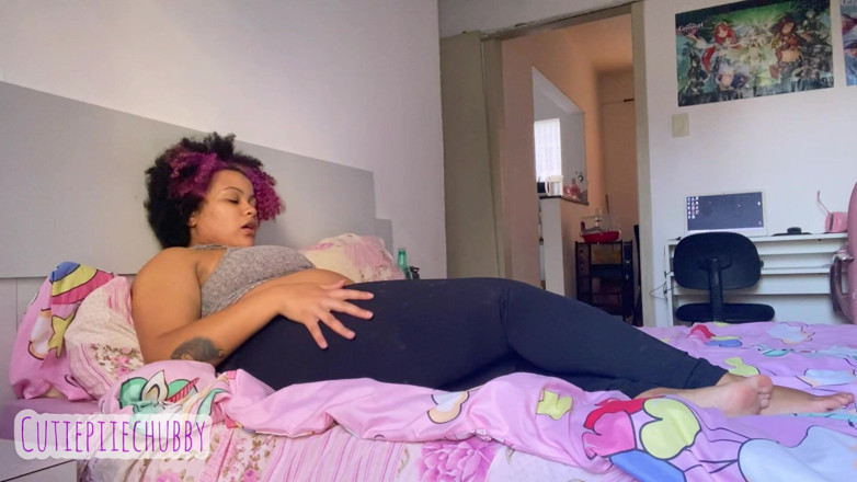 Cutiepiie Chubby: Üvey anne üvey oğlunu uyandırmak için osuruyor ep 1