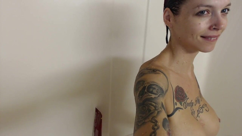 Anna Bell Peaks: Femeia sexy Anna Bell este filmată în timp ce face un...