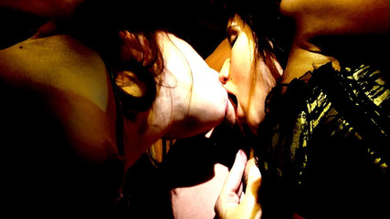 THAGSON: Sex párty trojka se dvěma kočičkami a finální stříkání (dokud nás...