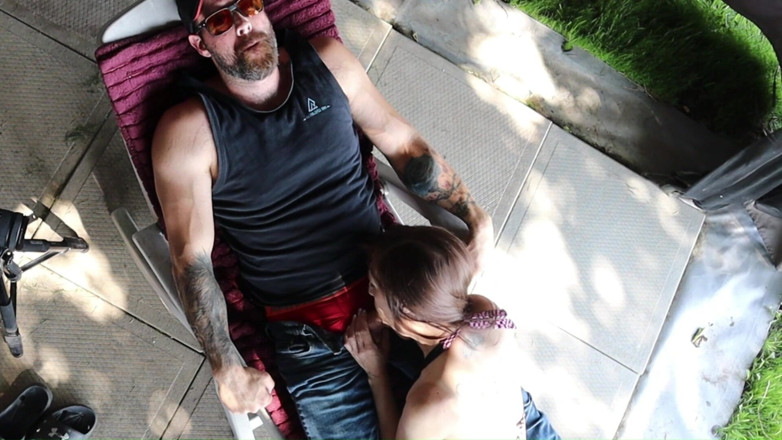 JessTonySquirts: Pareja Real Follando Afuera - Chupando Caliente - Parte 1