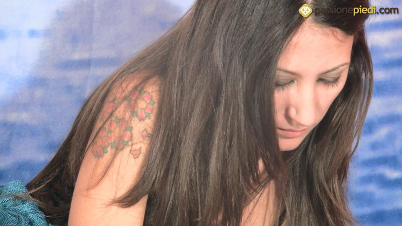 Foot Fetish HD: La superba teen mora ama giocare con i suoi piedi