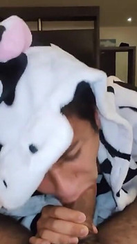 V krávě pijama saje a jezdí na mém velkém neoholeného ptáka, dokud nevydělá mé horké mléko