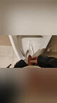 年轻的苗条白人男孩撒尿混合