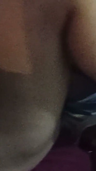 Amigo esfregando seu pau contra minha buceta e me fode na frente do meu corno