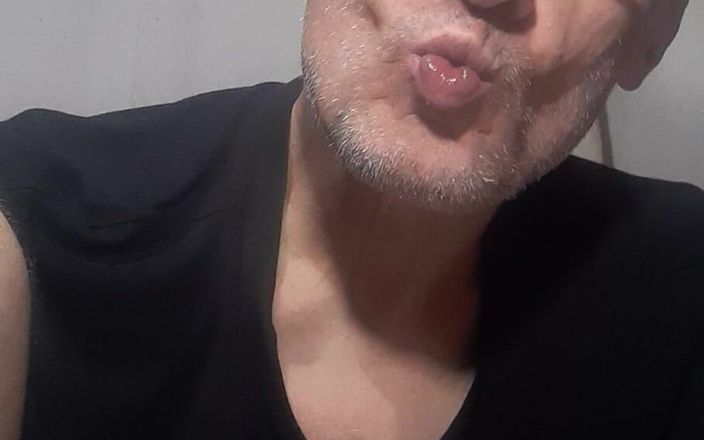 Big uncut hard cock: Ağzımla ve dilimle sıcak romantik sevgi dolu bir öpücük hadi birlikte...
