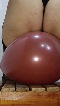 Menggunakan Bokong Besar dan Bokong Untuk Memantul Di Balon Dan Membuatnya Meletus