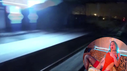 Blowjobs Alice: Tante seksi masturbasi di kereta