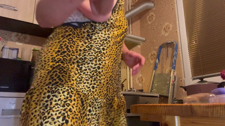 Putarankahotmilf: Tellement excitée que je me masturbe toute la cuisine