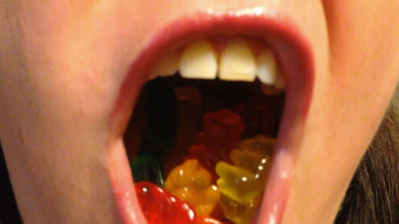 Lily Lipstixxx: El oso de goma comiendo
