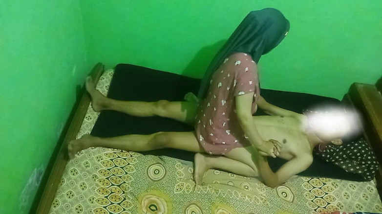 Famly sex: Une fille en hijab se fait baiser par un homme