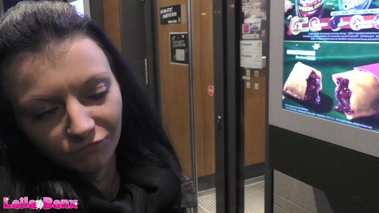 Laila Banx: Schluckt alles! Spezieller milchshake von McSwallow
