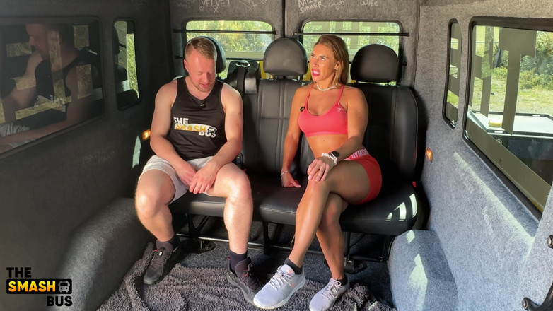 Smash bus: 的健身房兔子卡莉摇滚Edeging Queen