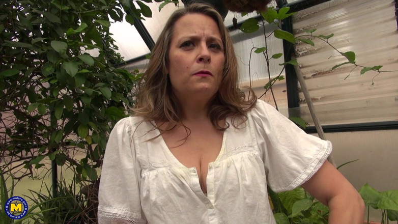 Mature NL: La MILF Indigo Matura Maliziosa Si Sta Divertendo Molto Con...