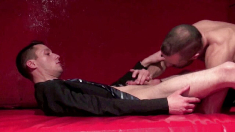 Straight fucking boy in uniform: Tony Axel трахнула работница Striaght югн