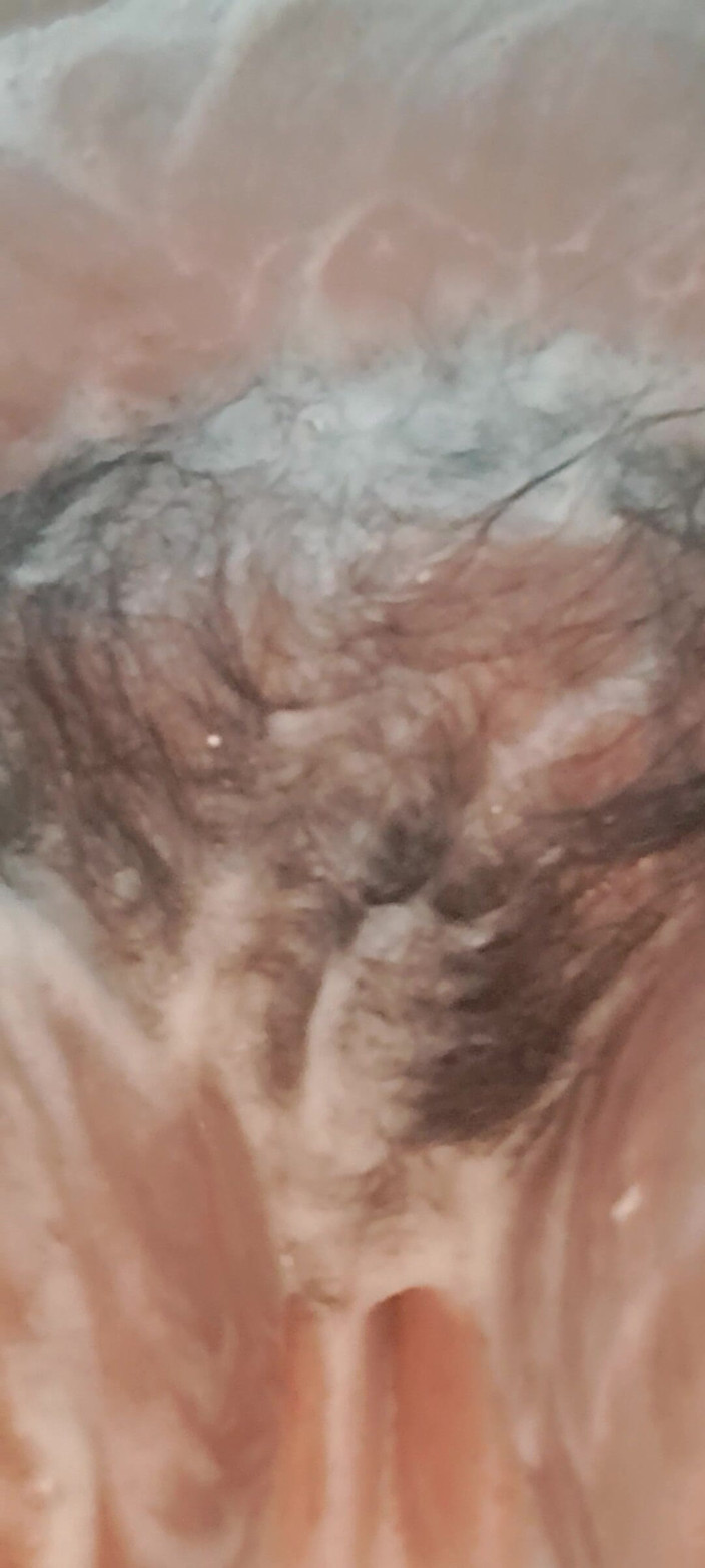Mommy big hairy pussy: Islak sabunlu memeli ve amcıklı olgun orta yaşlı seksi kadın...