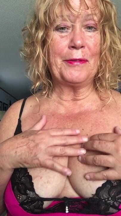 Big Ass 4 U: GILF potrzebuje ściśniętych piersi
