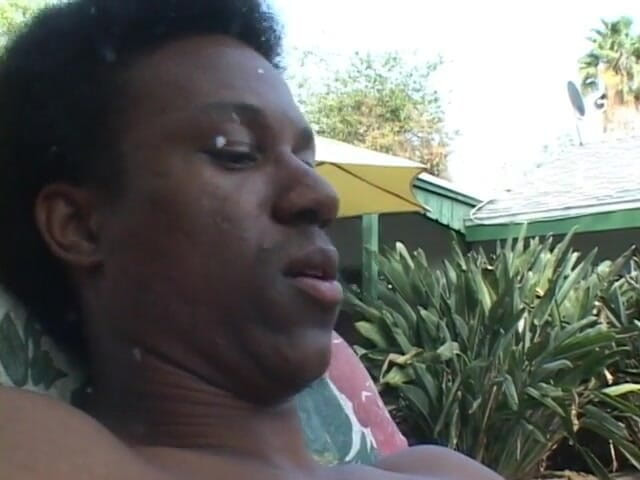 First Black Sexperience: สาวสวยชอบตอนที่ไม้ใหญ่ยัดปากน่ารักของเธอข้างนอก