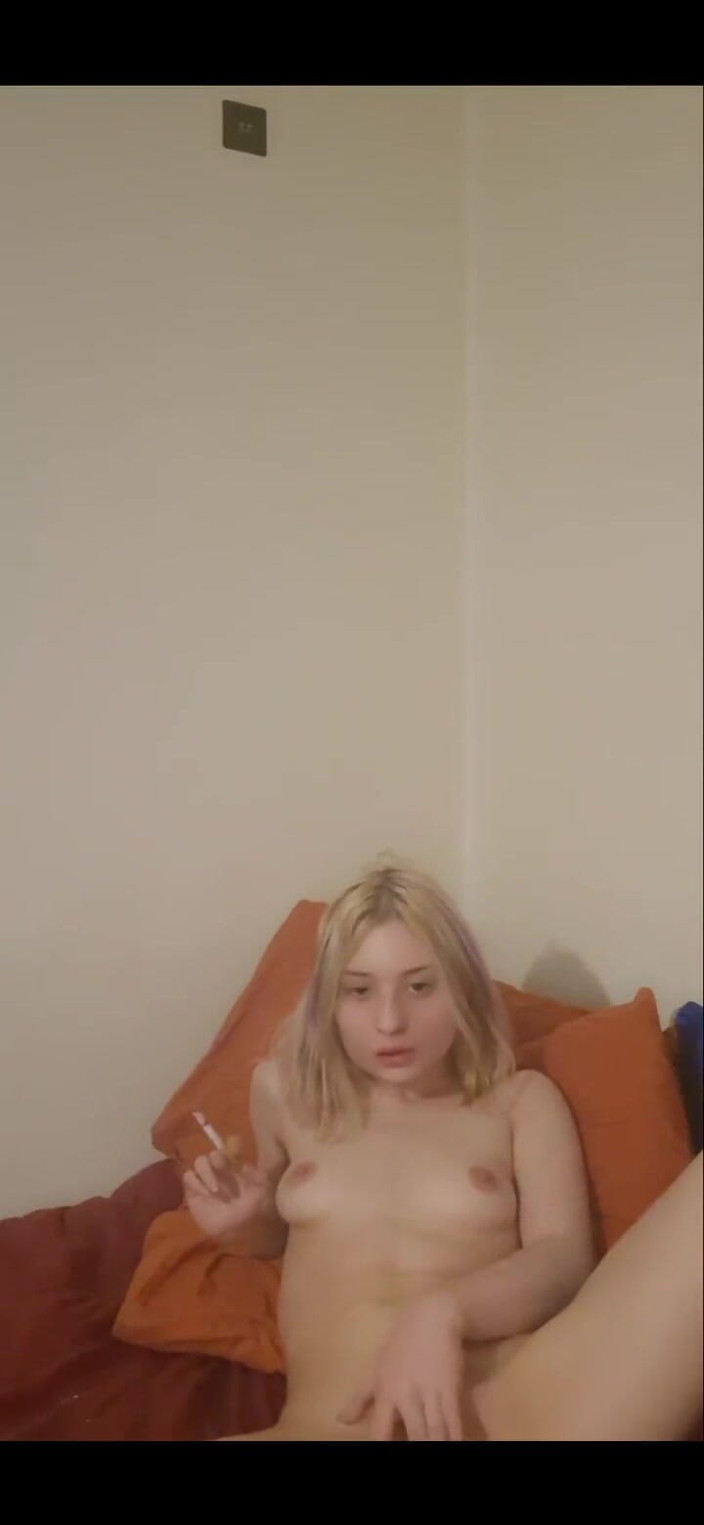 Lillia Cena: Amcığımla oynarken tam sigara içiyorum