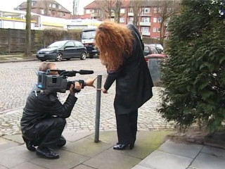 Lucky Cooch: Edle brünette auf der straße in deutschem retro-video interviewt