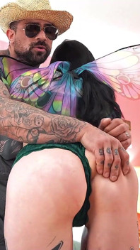 Elf mag sexy pe un ax
